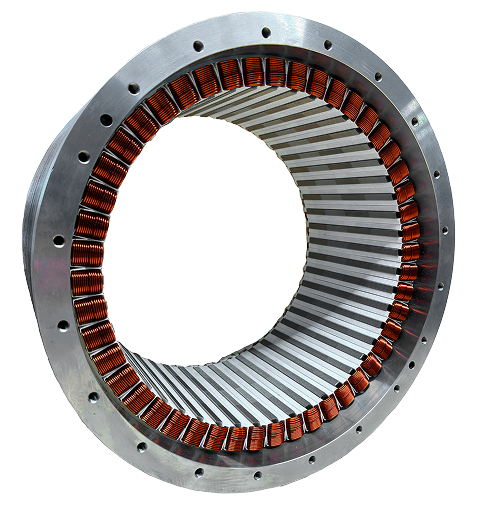 Nahaufnahme eines runden Elektromagneten Nahaufnahme eines runden Elektromagneten bzw. Stators mit Kupferspulen und Metall-Lamellen, isoliert auf weißem Hintergrund.